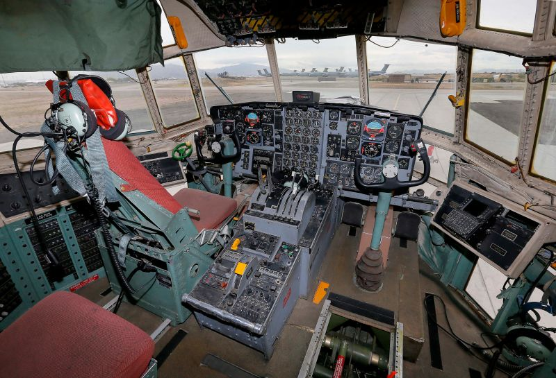 La cabina de un Lockheed KC-130R Hercules de 1974